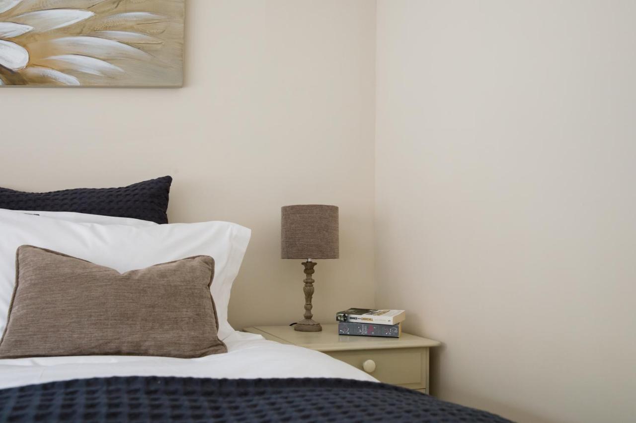 'Orchard Croft Lodge - Chichester', Book-Direct, New Home 1,367 Sq' Ft' , Can Sleep 8 On Request , Split & Link 'Super King' Size Beds, Free Wi-Fi, Sky Tv & Sky Sports, 9 - Minutes From West Wittering Beach, Very Quiet Location, Dog Friendly Exterior photo