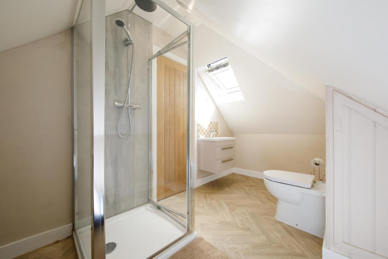 'Orchard Croft Lodge - Chichester', Book-Direct, New Home 1,367 Sq' Ft' , Can Sleep 8 On Request , Split & Link 'Super King' Size Beds, Free Wi-Fi, Sky Tv & Sky Sports, 9 - Minutes From West Wittering Beach, Very Quiet Location, Dog Friendly Exterior photo