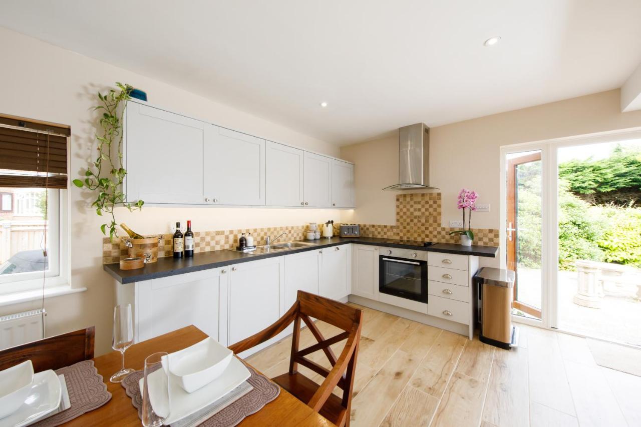 'Orchard Croft Lodge - Chichester', Book-Direct, New Home 1,367 Sq' Ft' , Can Sleep 8 On Request , Split & Link 'Super King' Size Beds, Free Wi-Fi, Sky Tv & Sky Sports, 9 - Minutes From West Wittering Beach, Very Quiet Location, Dog Friendly Exterior photo