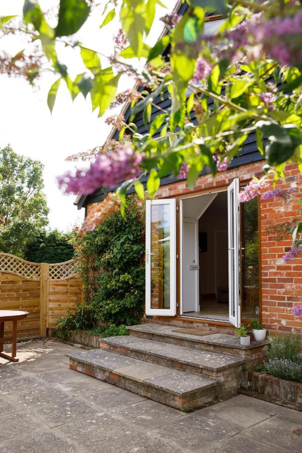 'Orchard Croft Lodge - Chichester', Book-Direct, New Home 1,367 Sq' Ft' , Can Sleep 8 On Request , Split & Link 'Super King' Size Beds, Free Wi-Fi, Sky Tv & Sky Sports, 9 - Minutes From West Wittering Beach, Very Quiet Location, Dog Friendly Exterior photo