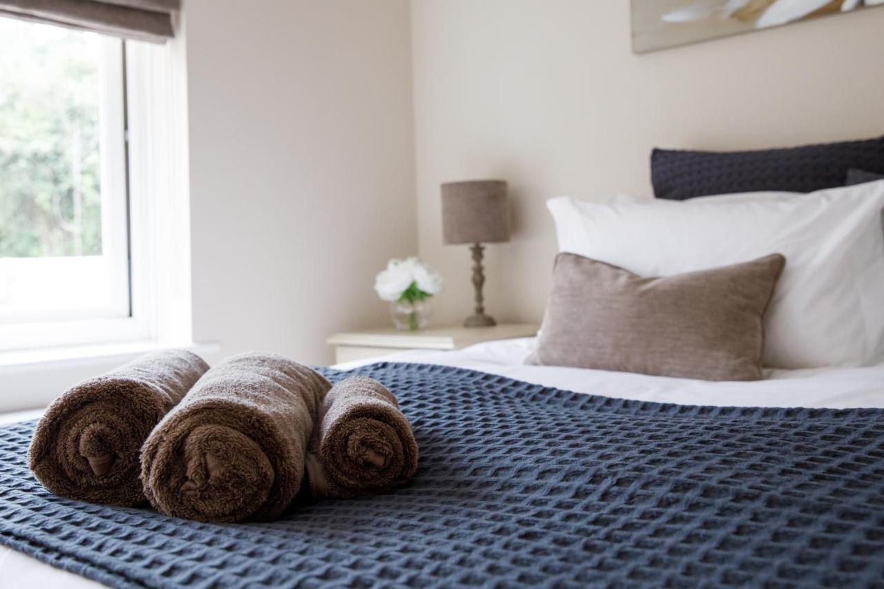 'Orchard Croft Lodge - Chichester', Book-Direct, New Home 1,367 Sq' Ft' , Can Sleep 8 On Request , Split & Link 'Super King' Size Beds, Free Wi-Fi, Sky Tv & Sky Sports, 9 - Minutes From West Wittering Beach, Very Quiet Location, Dog Friendly Exterior photo