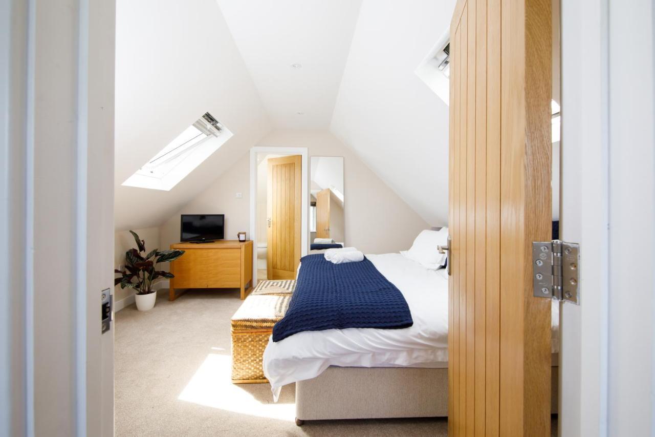 'Orchard Croft Lodge - Chichester', Book-Direct, New Home 1,367 Sq' Ft' , Can Sleep 8 On Request , Split & Link 'Super King' Size Beds, Free Wi-Fi, Sky Tv & Sky Sports, 9 - Minutes From West Wittering Beach, Very Quiet Location, Dog Friendly Exterior photo