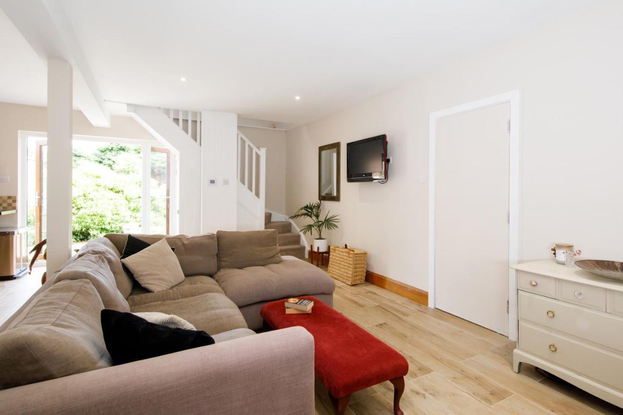 'Orchard Croft Lodge - Chichester', Book-Direct, New Home 1,367 Sq' Ft' , Can Sleep 8 On Request , Split & Link 'Super King' Size Beds, Free Wi-Fi, Sky Tv & Sky Sports, 9 - Minutes From West Wittering Beach, Very Quiet Location, Dog Friendly Exterior photo