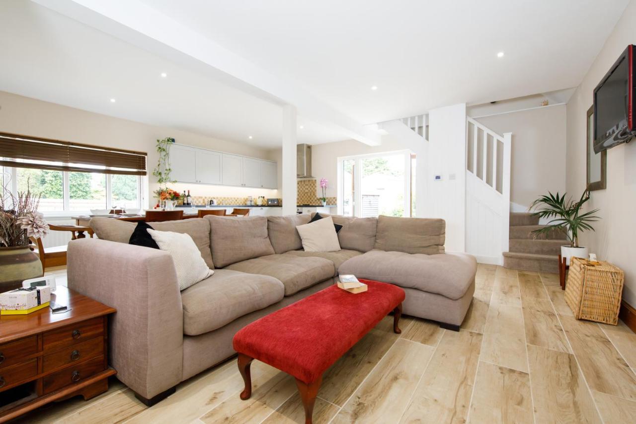 'Orchard Croft Lodge - Chichester', Book-Direct, New Home 1,367 Sq' Ft' , Can Sleep 8 On Request , Split & Link 'Super King' Size Beds, Free Wi-Fi, Sky Tv & Sky Sports, 9 - Minutes From West Wittering Beach, Very Quiet Location, Dog Friendly Exterior photo