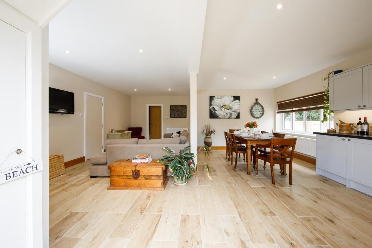 'Orchard Croft Lodge - Chichester', Book-Direct, New Home 1,367 Sq' Ft' , Can Sleep 8 On Request , Split & Link 'Super King' Size Beds, Free Wi-Fi, Sky Tv & Sky Sports, 9 - Minutes From West Wittering Beach, Very Quiet Location, Dog Friendly Exterior photo