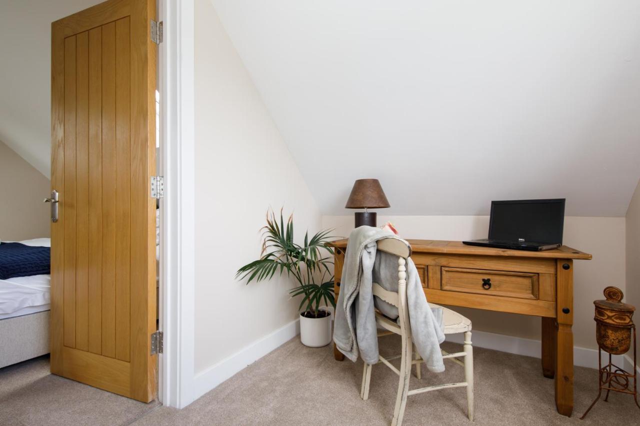 'Orchard Croft Lodge - Chichester', Book-Direct, New Home 1,367 Sq' Ft' , Can Sleep 8 On Request , Split & Link 'Super King' Size Beds, Free Wi-Fi, Sky Tv & Sky Sports, 9 - Minutes From West Wittering Beach, Very Quiet Location, Dog Friendly Exterior photo