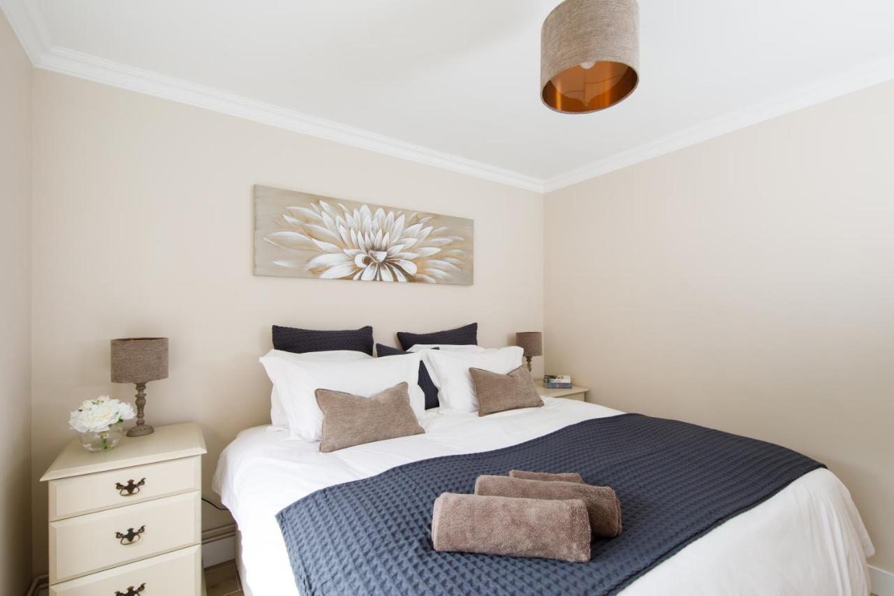 'Orchard Croft Lodge - Chichester', Book-Direct, New Home 1,367 Sq' Ft' , Can Sleep 8 On Request , Split & Link 'Super King' Size Beds, Free Wi-Fi, Sky Tv & Sky Sports, 9 - Minutes From West Wittering Beach, Very Quiet Location, Dog Friendly Exterior photo