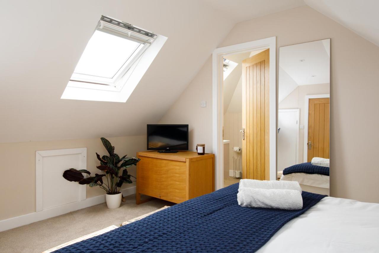 'Orchard Croft Lodge - Chichester', Book-Direct, New Home 1,367 Sq' Ft' , Can Sleep 8 On Request , Split & Link 'Super King' Size Beds, Free Wi-Fi, Sky Tv & Sky Sports, 9 - Minutes From West Wittering Beach, Very Quiet Location, Dog Friendly Exterior photo