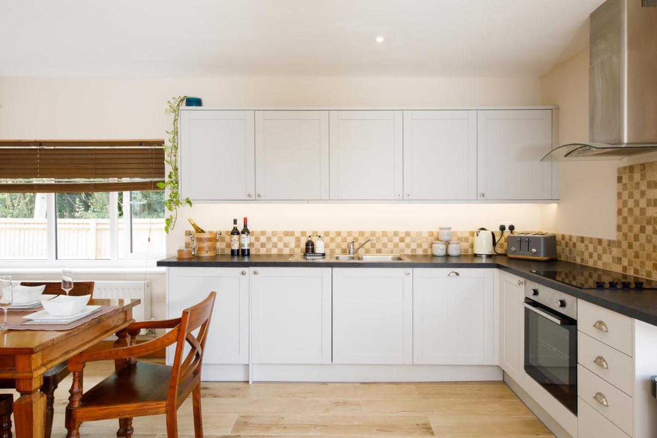 'Orchard Croft Lodge - Chichester', Book-Direct, New Home 1,367 Sq' Ft' , Can Sleep 8 On Request , Split & Link 'Super King' Size Beds, Free Wi-Fi, Sky Tv & Sky Sports, 9 - Minutes From West Wittering Beach, Very Quiet Location, Dog Friendly Exterior photo