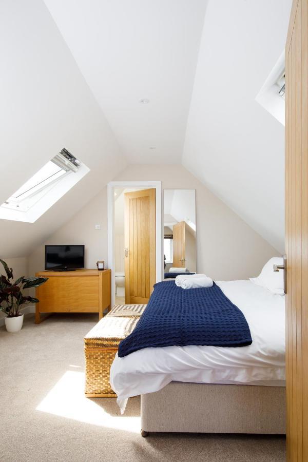 'Orchard Croft Lodge - Chichester', Book-Direct, New Home 1,367 Sq' Ft' , Can Sleep 8 On Request , Split & Link 'Super King' Size Beds, Free Wi-Fi, Sky Tv & Sky Sports, 9 - Minutes From West Wittering Beach, Very Quiet Location, Dog Friendly Exterior photo