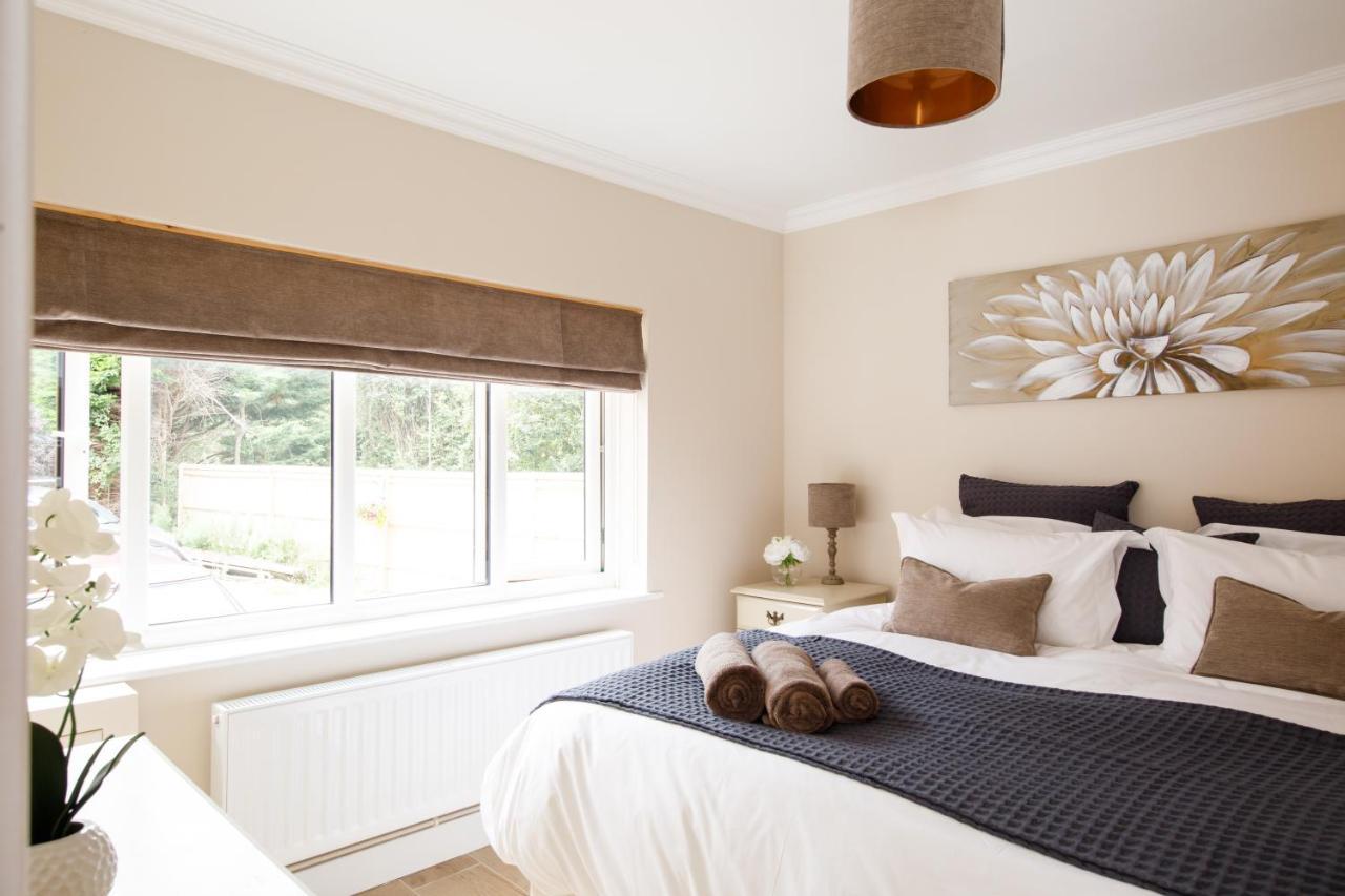 'Orchard Croft Lodge - Chichester', Book-Direct, New Home 1,367 Sq' Ft' , Can Sleep 8 On Request , Split & Link 'Super King' Size Beds, Free Wi-Fi, Sky Tv & Sky Sports, 9 - Minutes From West Wittering Beach, Very Quiet Location, Dog Friendly Exterior photo