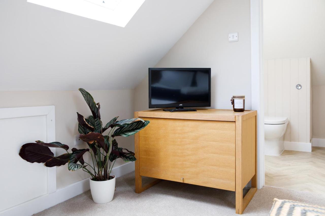 'Orchard Croft Lodge - Chichester', Book-Direct, New Home 1,367 Sq' Ft' , Can Sleep 8 On Request , Split & Link 'Super King' Size Beds, Free Wi-Fi, Sky Tv & Sky Sports, 9 - Minutes From West Wittering Beach, Very Quiet Location, Dog Friendly Exterior photo