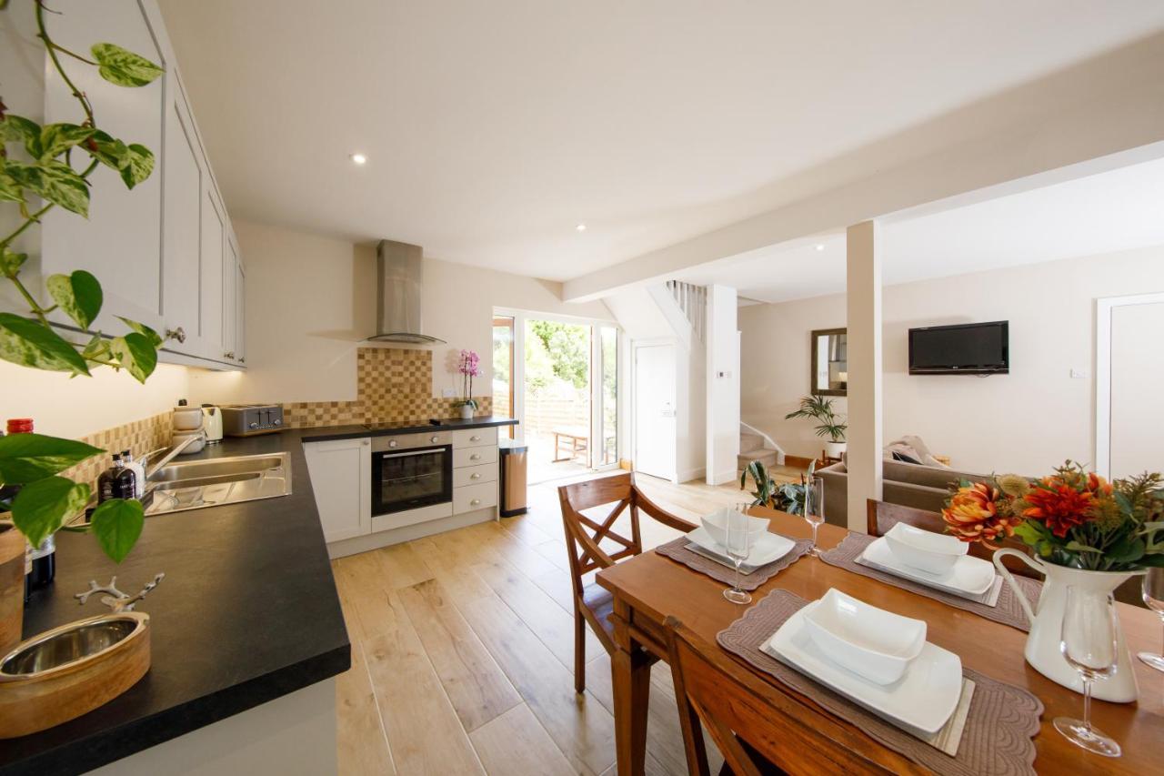 'Orchard Croft Lodge - Chichester', Book-Direct, New Home 1,367 Sq' Ft' , Can Sleep 8 On Request , Split & Link 'Super King' Size Beds, Free Wi-Fi, Sky Tv & Sky Sports, 9 - Minutes From West Wittering Beach, Very Quiet Location, Dog Friendly Exterior photo