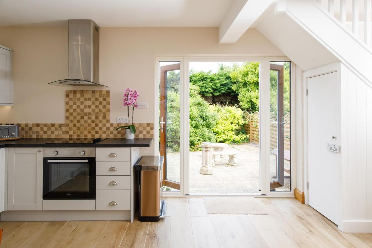 'Orchard Croft Lodge - Chichester', Book-Direct, New Home 1,367 Sq' Ft' , Can Sleep 8 On Request , Split & Link 'Super King' Size Beds, Free Wi-Fi, Sky Tv & Sky Sports, 9 - Minutes From West Wittering Beach, Very Quiet Location, Dog Friendly Exterior photo