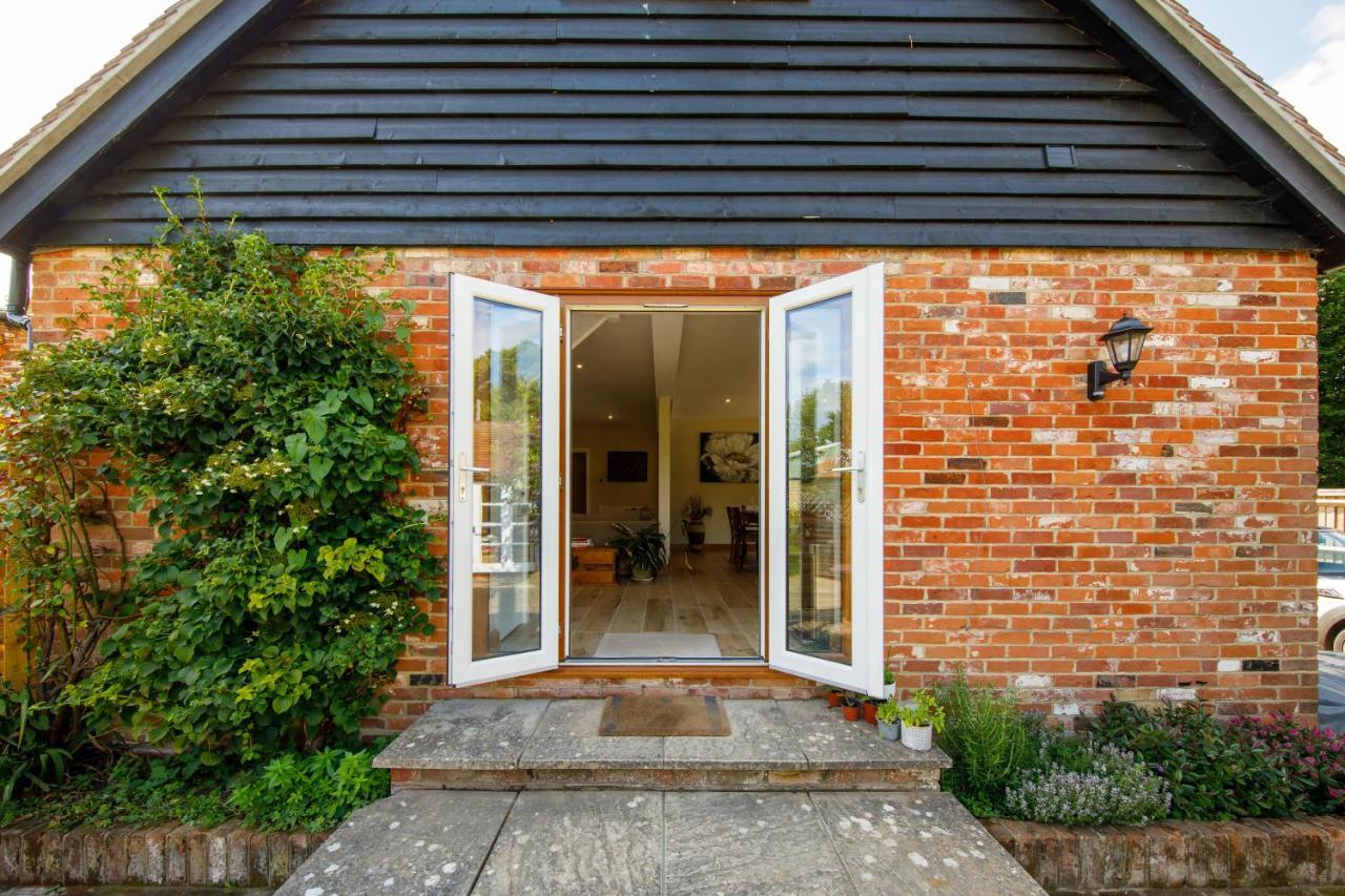 'Orchard Croft Lodge - Chichester', Book-Direct, New Home 1,367 Sq' Ft' , Can Sleep 8 On Request , Split & Link 'Super King' Size Beds, Free Wi-Fi, Sky Tv & Sky Sports, 9 - Minutes From West Wittering Beach, Very Quiet Location, Dog Friendly Exterior photo