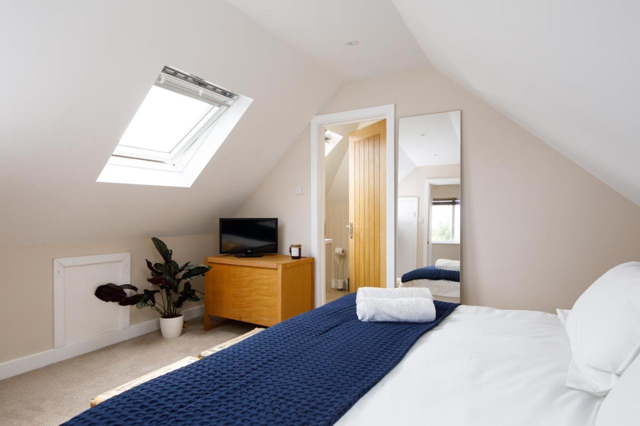 'Orchard Croft Lodge - Chichester', Book-Direct, New Home 1,367 Sq' Ft' , Can Sleep 8 On Request , Split & Link 'Super King' Size Beds, Free Wi-Fi, Sky Tv & Sky Sports, 9 - Minutes From West Wittering Beach, Very Quiet Location, Dog Friendly Exterior photo