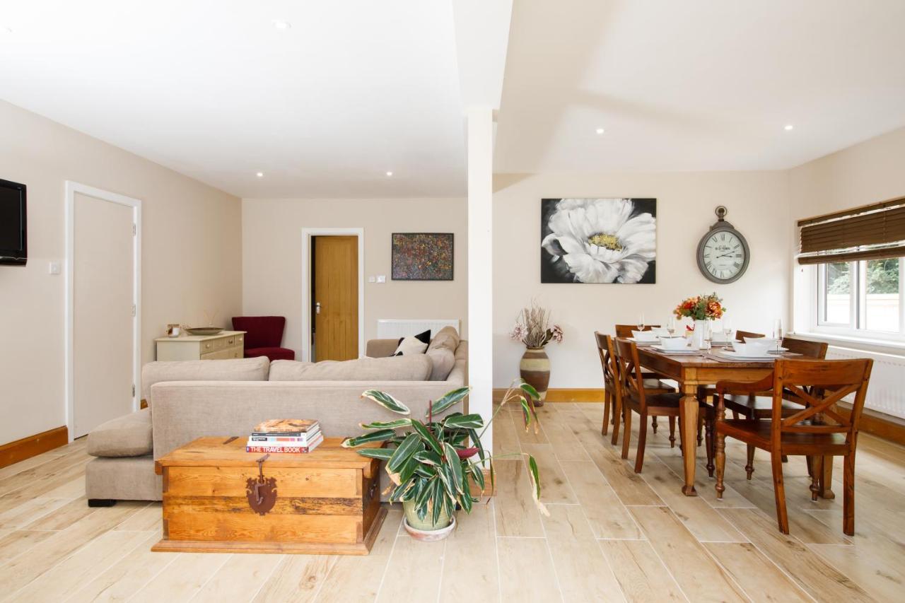 'Orchard Croft Lodge - Chichester', Book-Direct, New Home 1,367 Sq' Ft' , Can Sleep 8 On Request , Split & Link 'Super King' Size Beds, Free Wi-Fi, Sky Tv & Sky Sports, 9 - Minutes From West Wittering Beach, Very Quiet Location, Dog Friendly Exterior photo